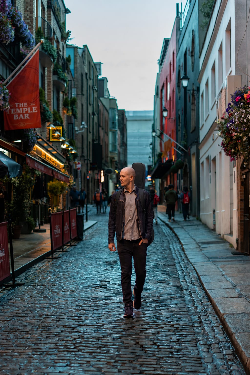 Håvard Blystad Rekdal geht mit einer Gitarre auf dem Rücken durch Temple Bar
